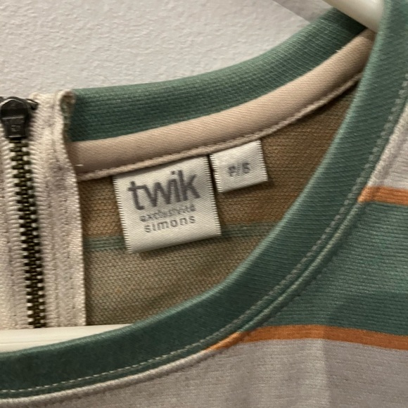 Green and white dtriped crop top - Picture 2 of 2